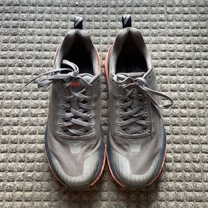 Hoka One One Women’s challenger ATR 5 GUC Size 8.5